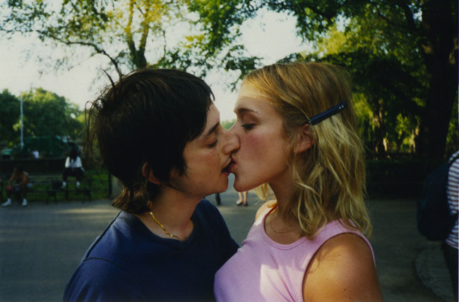 harmony-chloe-kiss